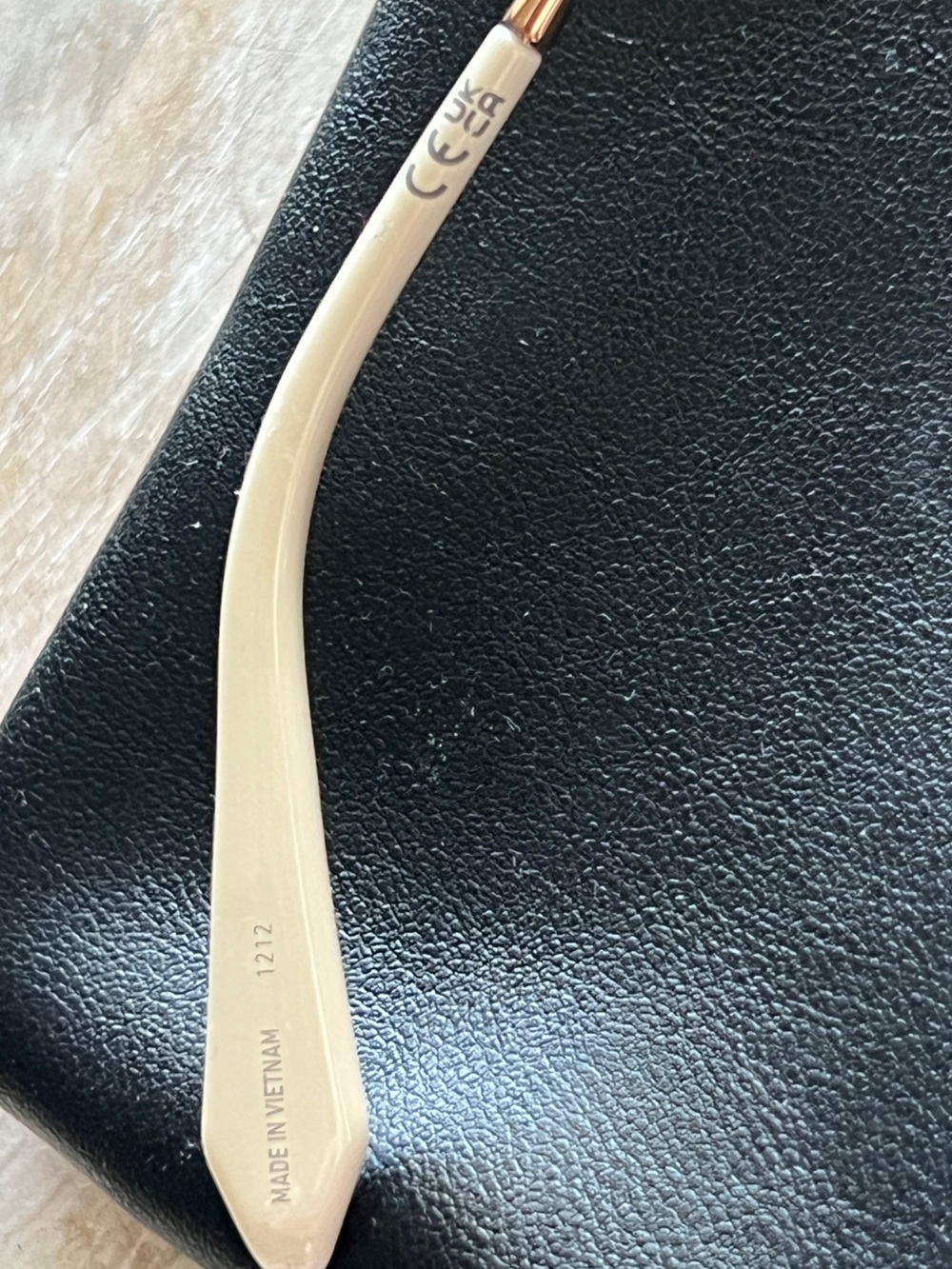 🆕 Quay Main Character White/Gold Sunglasses (paperwork, case, cleaning rag) - Picture 10 of 17